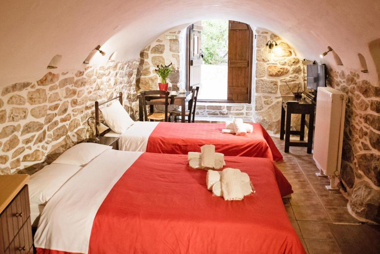 Guesthouse Toxotis Pírgos Dhiroú Bagian luar foto