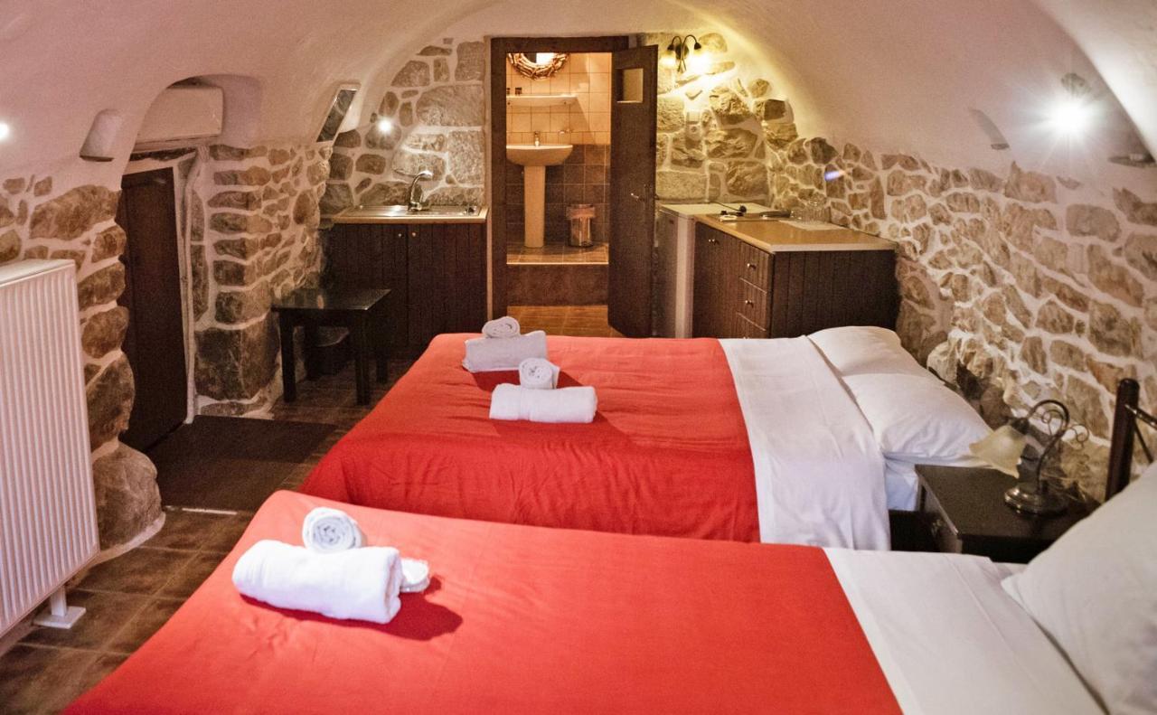 Guesthouse Toxotis Pírgos Dhiroú Bagian luar foto